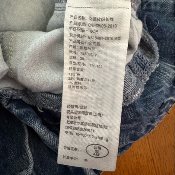 Abercrombie & Fitch A&F Ultra High Rise Paperbag Raw Hem Mom Jeans - Picture 9 of 10